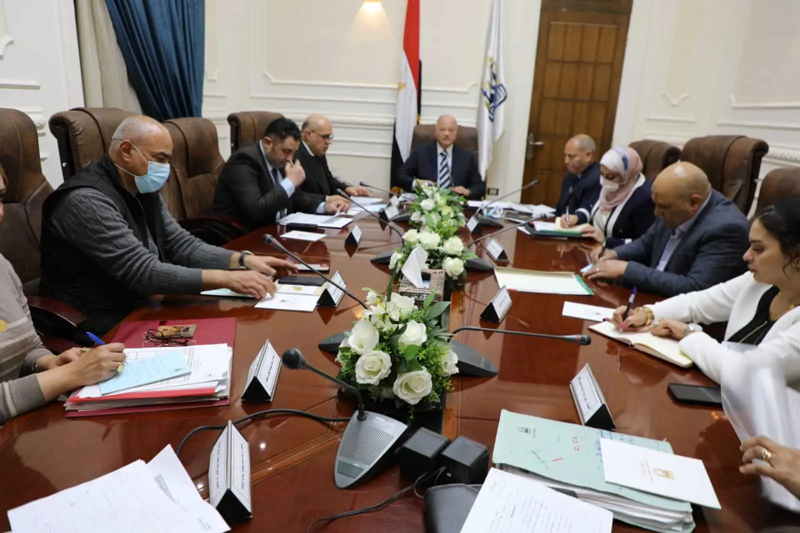 محافظ القاهرة يناقش إجراءات تنفيذ بنود الخطة الاستثمارية ويوجه بالالتزام بتوقيتات الانتهاء من المشاريع