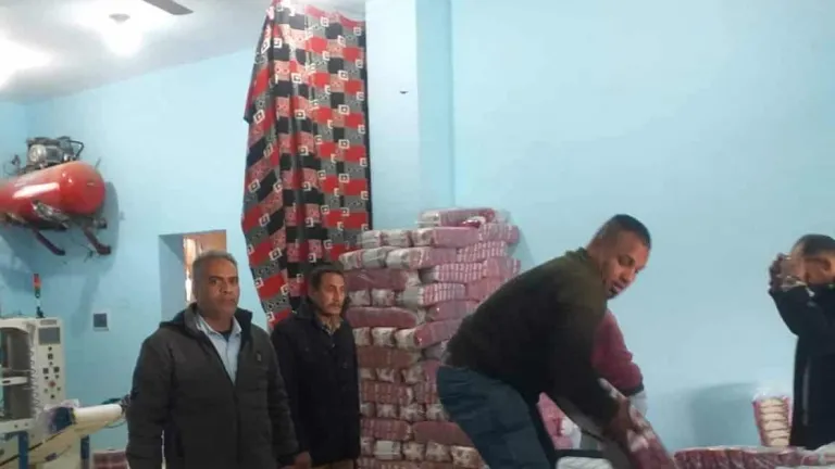 حتى الفول المدمس لم يسلم من الغش .. ضبط 77 طن يعاد تعبئتهم بتواريخ جديدة فى سقارة