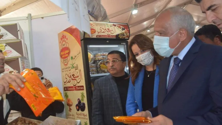 للتأكد من الالتزام بنسب التخفيضات  .. محافظ الجيزة يفاجئ العارضين بمعرض أهلاً رمضان فى فيصل