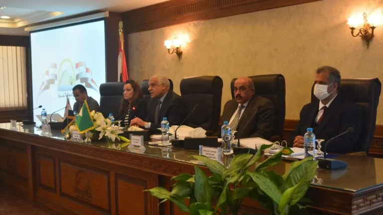 خلال اجتماع المجلس التنفيذى .. محافظ الجيزة يعطى توجيهات هامة لرؤساء الاحياء والمراكز والمدن  .. يشدد على مديرية التموين