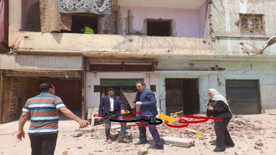 خلال جولته الميدانية .. رئيس مدينة الحوامدية يشاهد تقفيل بلكونة بالطوب فيُصدر هذا الأمر