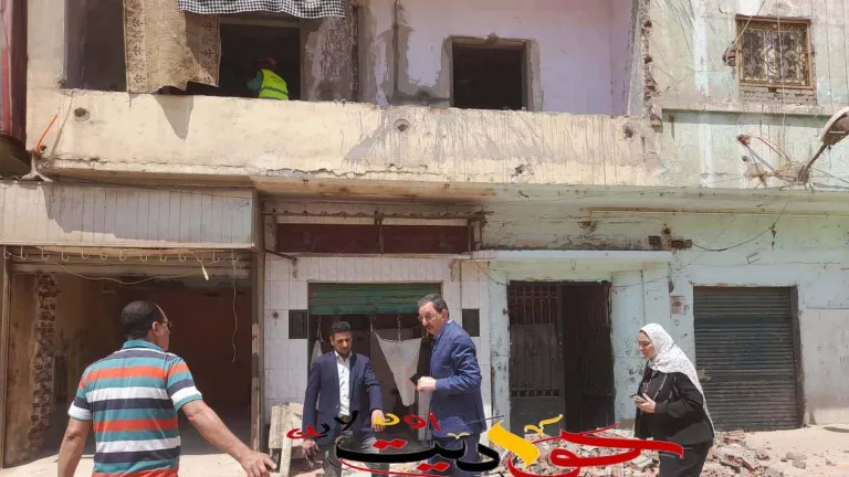 خلال جولته الميدانية .. رئيس مدينة الحوامدية يشاهد تقفيل بلكونة بالطوب فيُصدر هذا الأمر