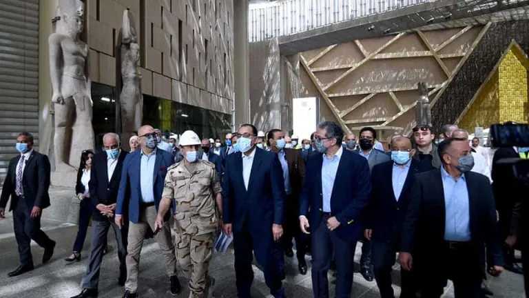 رئيس الوزراء يتفقد المتحف المصري الكبير لمتابعة الموقف التنفيذي للأعمال .. التطوير الذي تشهده المنطقة المحيطة نقلة حضارية مميزة