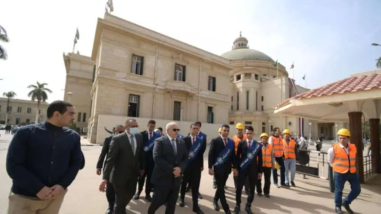 الخشت يعلن الانتهاء من صيانة وإصلاح برج ساعة جامعة القاهرة