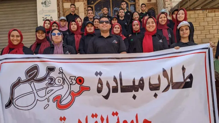 احتفالًا بليلة القدر .. جامعة القاهرة توزع 1600 كرتونة غذائية بقريتي العزيزية ومنشية دهشور