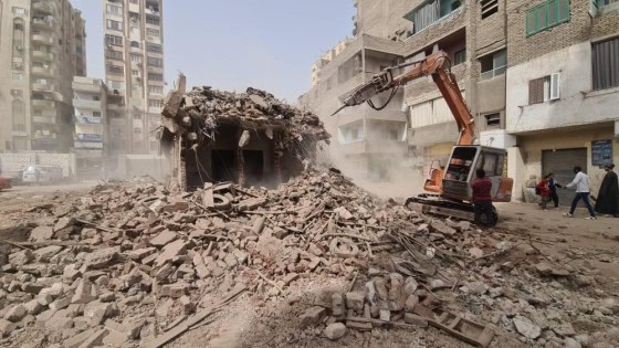 لتعديه على خط التنظيم .. الجيزة تزيل أحد اقدم العقارات بحي العمرانية