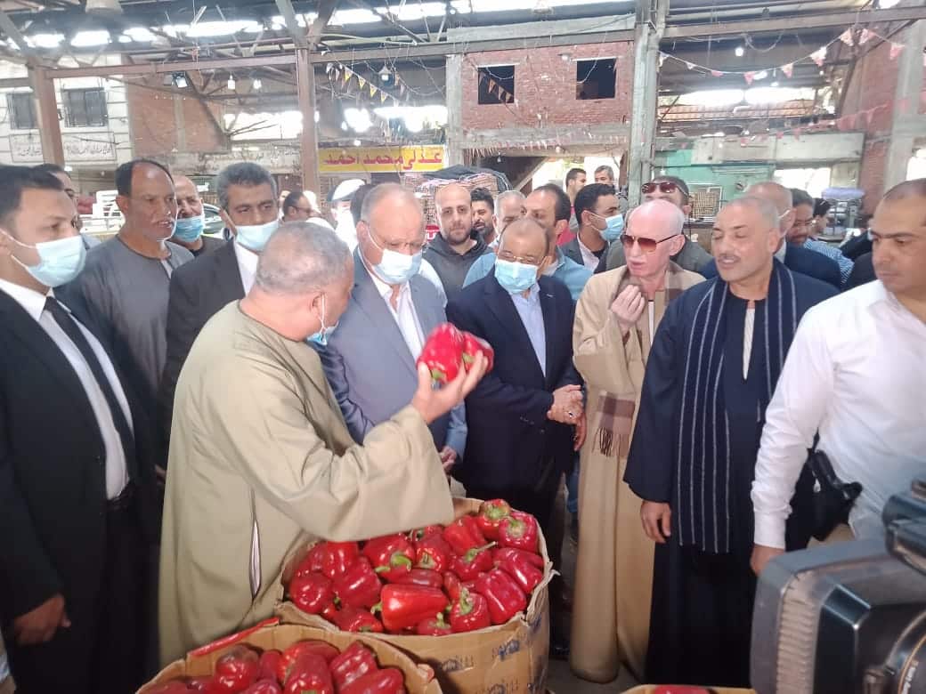 وزير التنمية المحلية ومحافظ القاهرة يتفقدان سوق العبور لمتابعة توافر الخضروات والفاكهة والأسماك للمواطنين