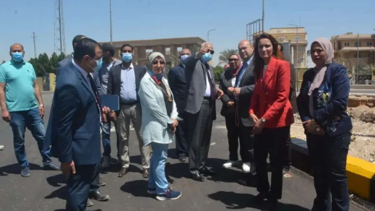 محافظ الجيزة يتفقد اعمال تطوير طرق ميت رهينة وسقارة السياحي والنيل السعيد بالبدرشين