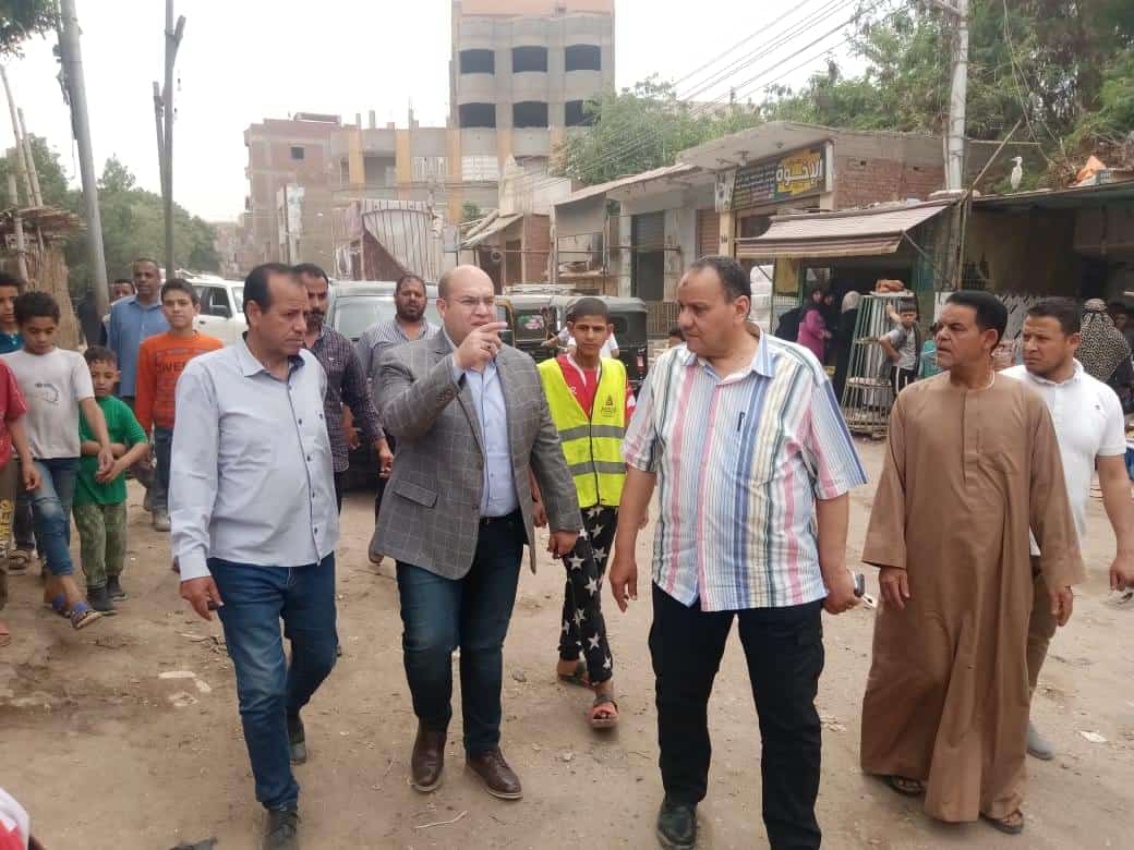سيراً على الاقدام نائب محافظ الجيزة يتفقد قرى مركز البدرشين .. الاهالى تشيد به لم يزورنا مسئول منذ 60 عام .. تعرف على تفاصيل الجولة