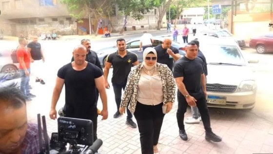 وسط زهول المارة .. معلمة تسير بـ 20 حراس شخصى فى الشارع .. فما هى الاسباب