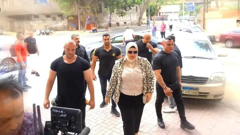 وسط زهول المارة .. معلمة تسير بـ 20 حراس شخصى فى الشارع .. فما هى الاسباب
