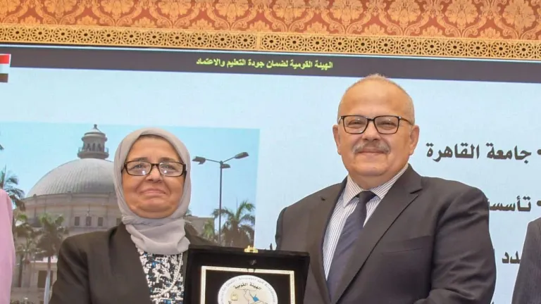 الخشت يتسلم شهادة تكريم من هيئة ضمان جودة التعليم لاعتماد 3 برامج جديدة