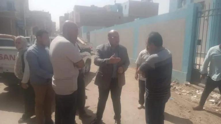 جولة مفاجئة لنائب محافظ الجيزة بقرى البدرشين .. يستمع لشكوى المواطنين موجهاً رئيس المدينة بهذا الامر