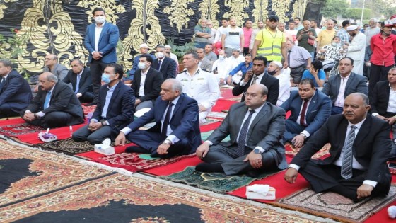 محافظ الجيزة يؤدى صلاة عيد الفطر المبارك بساحة مسجد مصطفى محمود بحى الدقى