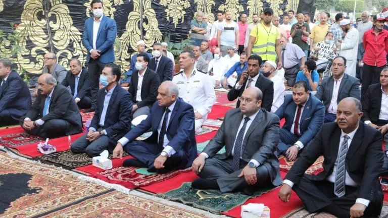 محافظ الجيزة يؤدى صلاة عيد الفطر المبارك بساحة مسجد مصطفى محمود بحى الدقى