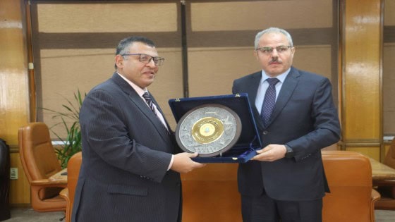 أمين عام الإتحاد العربي للبيئة يناقش كيفية التكيف مع التغيرات المناخية فى لقاء حوارى بجامعة القناة