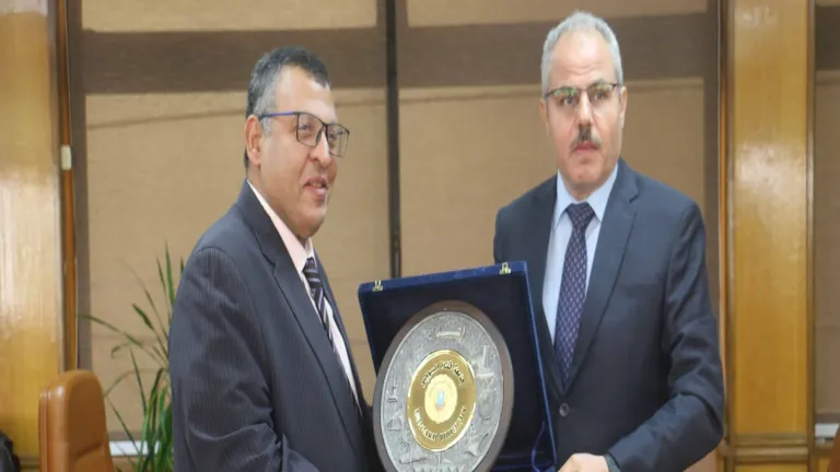 أمين عام الإتحاد العربي للبيئة يناقش كيفية التكيف مع التغيرات المناخية فى لقاء حوارى بجامعة القناة