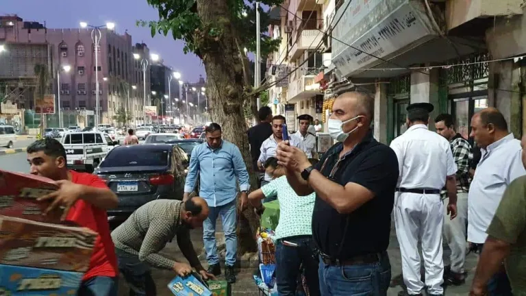 تحت غطاء امنى رئيس حى الدقى يقود حملة مسائية بهذه الشوارع .. تحصيل الغرامات فورية