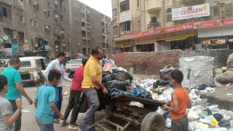 لهذه الاسباب .. كر وفر بين رجال محافظة الجيزة واصحاب العربات الكارو والتروسيكلات بهذه الاماكن ابرازهم الحوامدية