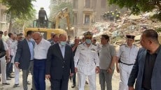مصرع 6 اشخاص اثر انهيار عقار بالوايلى .. إخلاء المنازل المجاورة والبحث عن ضحايا .. هذا ما فعلته محافظة القاهرة