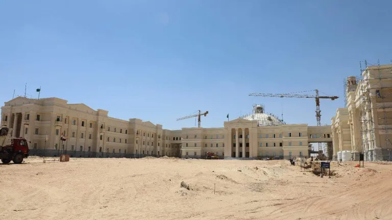 الخشت يستعرض تقريرًا حول إنجازات الأعمال في جامعة القاهرة الدولية