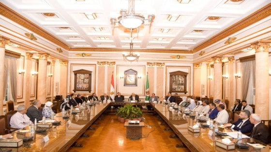 لهذا السبب .. الخشت يُكرم قيادات التعليم وشئون الطلاب بجامعة القاهرة