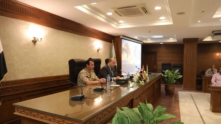 لهذا السب .. نائب محافظ الجيزة يجتمع بهؤلاء المسئولون