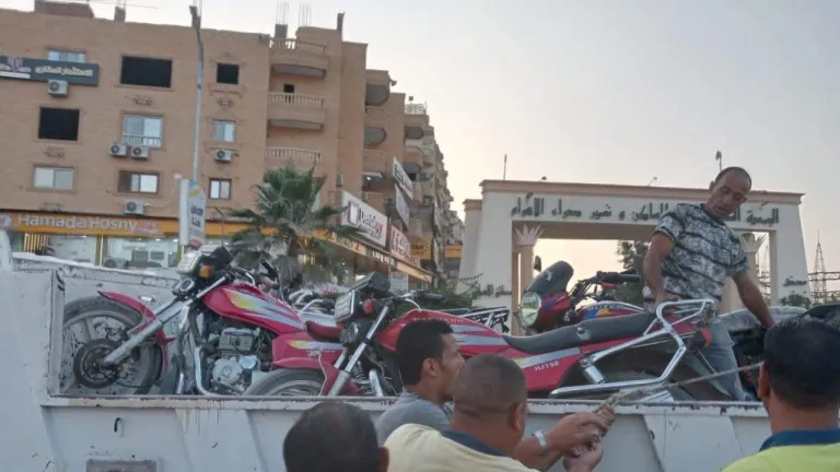 بسبب هذا الامر التحفظ على تروسيكلات .. إزالة موقف موتوسيكلات عشوائي .. غلق وتشميع عدد من المحلات  .. إيقاف حالات تحويل وحدات سكنية لمحلات بحدائق الاهرام