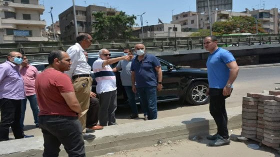 جولة ميدانية لمحافظ الجيزة بهذه الاحياء .. عاين خلالها تطوير ورصف الطرق من ميدان الكيت كات حتي شارع العالمين .. يشدد على رئيس هذا الحى والسبب!!
