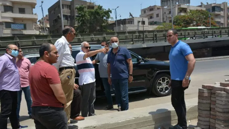 جولة ميدانية لمحافظ الجيزة بهذه الاحياء .. عاين خلالها تطوير ورصف الطرق من ميدان الكيت كات حتي شارع العالمين .. يشدد على رئيس هذا الحى والسبب!!