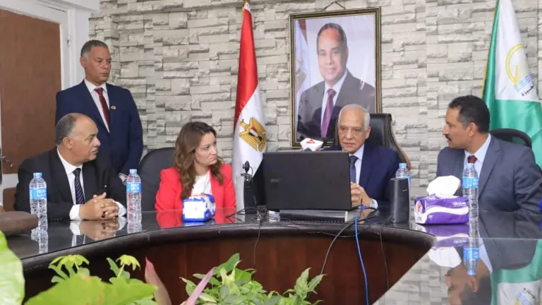 من داخل غرفة عمليات مديرية التربية والتعليم .. محافظ الجيزة يتابع سير امتحانات الثانوية العامة .. يتفقد هذه اللجان ويناشد أولياء الامور فى هذا الامر .. توجيهات هامة لرؤساء الأحياء والمراكز