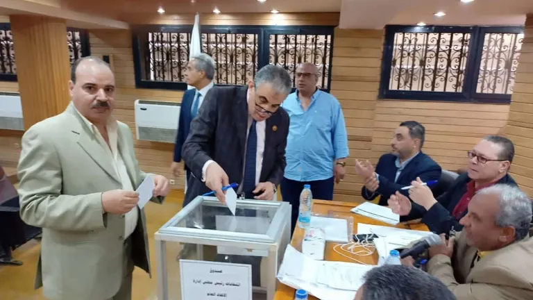 لأول مرة منذ 65 عام .. إجراء انتخابات علي منصب رئيس اتحاد عمال مصر .. اليوم عملية الاقتراع والصراع بين شحاته وعبد الفضيل