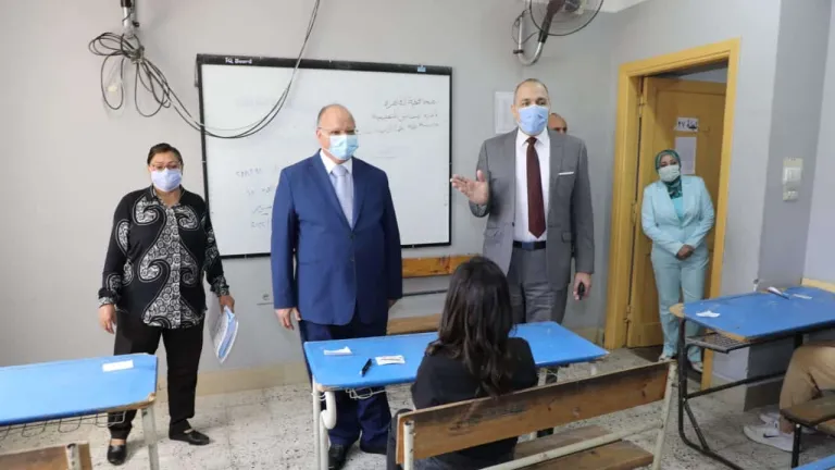 محافظ القاهرة يتفقد سير امتحانات الثانوية العامة بلجنة مدرسة طه بالبساتين .. يشدد على رؤساء الاحياء فى هذا الامر