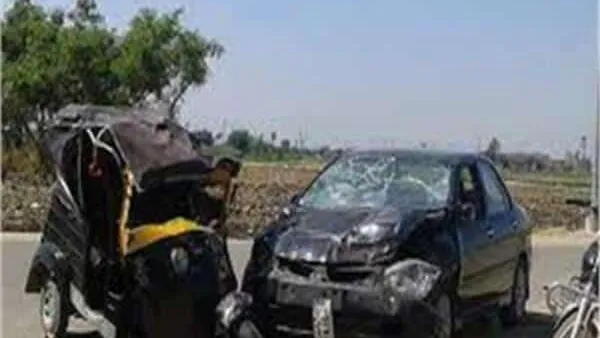 بالاسماء .. تفاصيل مصرع طفل وإصابة سيدة إثر اصطدام سيارة بتوكتوك فى البدرشين