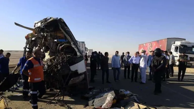 مصرع واصابة 55 شخص اثر تصادم أتوبيس نقل جماعي بسيارة نقل مقطورة بالطريق الصحراوى