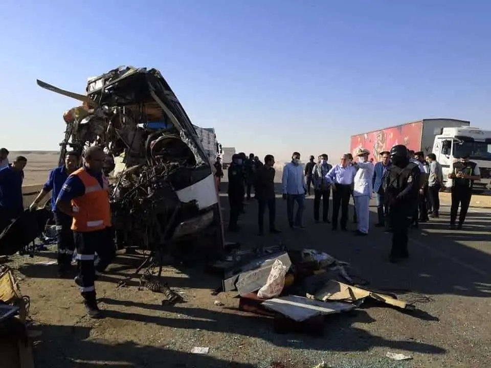 مصرع واصابة 55 شخص اثر تصادم أتوبيس نقل جماعي بسيارة نقل مقطورة بالطريق الصحراوى