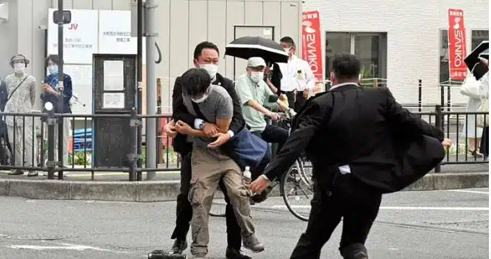 يلقى نفس مصير جده .. اغتيال شينزو آبي رئيس الوزراء الياباني .. ننشر صور المتهم باغتياله