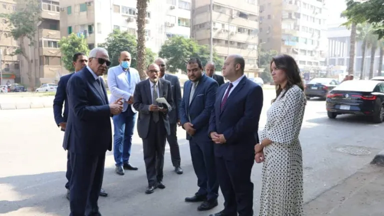 محافظ الجيزة يتابع حالة النظافة بالشوارع .. توزيع ٣٠ الف كيس قمامة علي رواد الحدائق .. إلغاء إجازات العاملين بقطاع النظافه