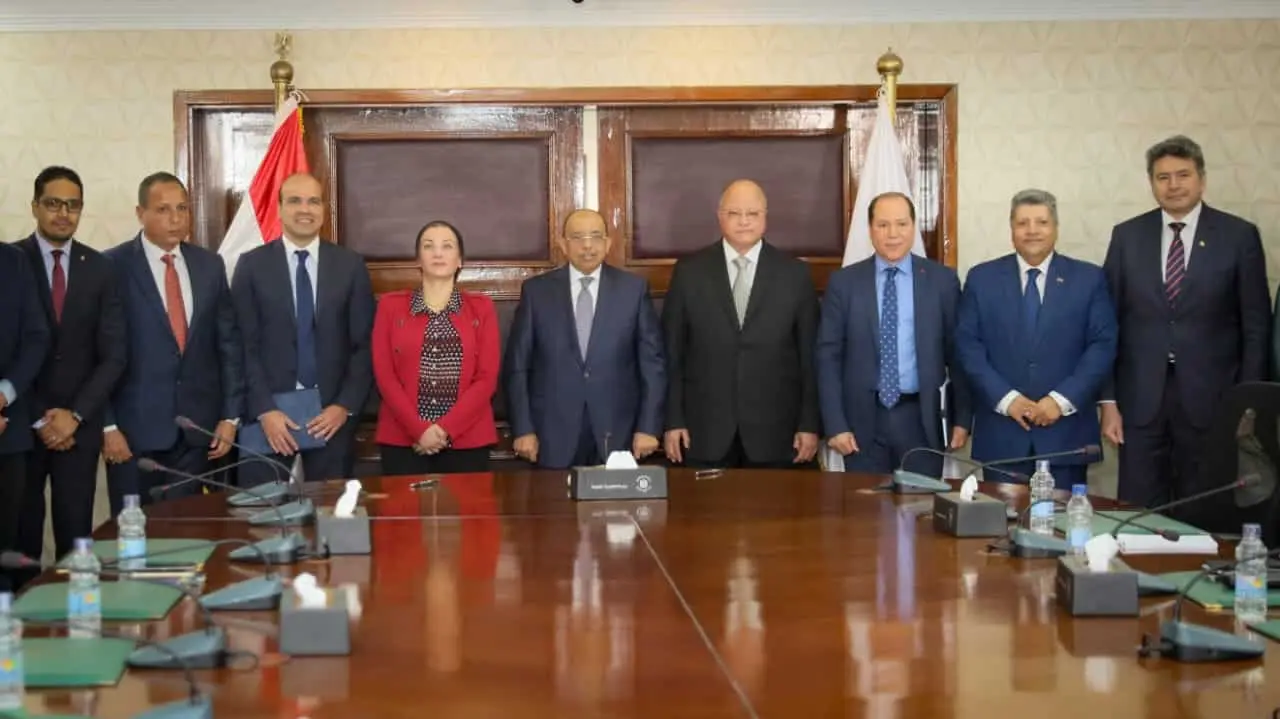 وزيرا البيئة والتنمية المحلية ومحافظ القاهرة يشهدون توقيع عقد تقديم خدمات الرصد والمتابعة لمنظومة المخلفات الصلبة