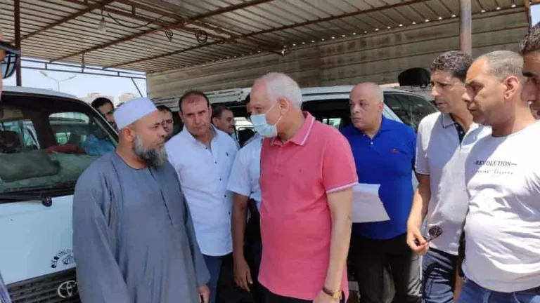 لمتابعة تعريفة الركوب .. محافظ الجيزة يُشرف على كمين لسيارات السرفيس بطريق اسيوط الزراعي .. يستوقف السيارات لسؤال المواطنين عن الاجرة