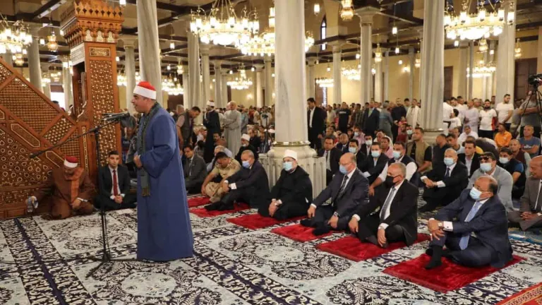 محافظ القاهرة وعدد من الوزراء يؤدون صلاة الجمعة بمسجد الحسين إحتفالا بعيد القاهرة القومى