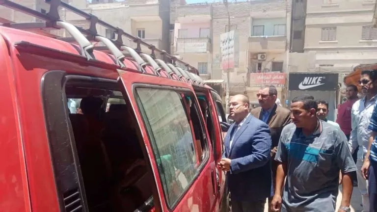 نائب محافظ الجيزة يتفقد مواقف السرفيس بمدينتي الحوامدية و أبوالنمرس .. يشدد علي السائقين بالألتزام بالتعريفة الجديدة
