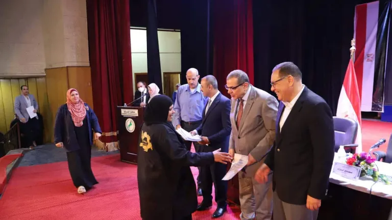 وزير القوى العاملة ومحافظ الشرقية يدخلان السرور على العمالة غير المنتظمة بهذا الامر