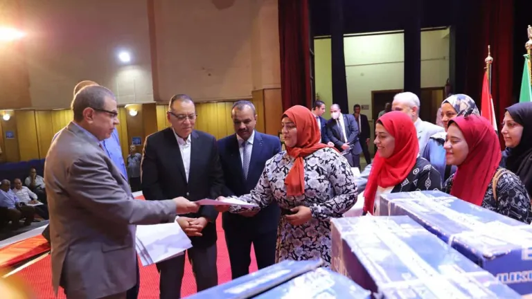 "سعفان" و"غراب" يسلمان ماكينات حياكة وشنط عدة لأوائل خريجي التدريب المهني بالشرقية .. الوزير يوجه المديرية لتوعية الشباب