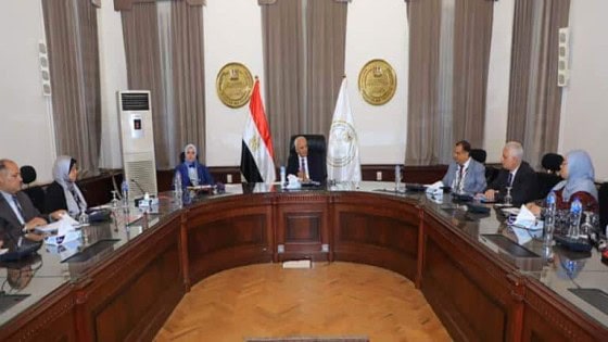بشأن العام الدراسي الجديد .. حجازى يجتمع بمديري عموم تنمية المواد الدراسية .. حقيبه للصف الخامس الابتدائى