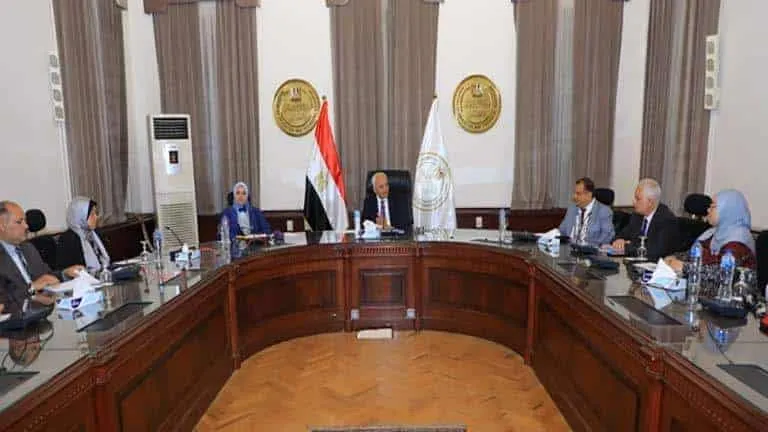 بشأن العام الدراسي الجديد .. حجازى يجتمع بمديري عموم تنمية المواد الدراسية .. حقيبه للصف الخامس الابتدائى