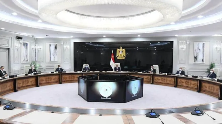 عقب أدائهم اليمين الدستورى .. الرئيس السيسى يجتمع برئيس الحكومة والوزارء الجدد .. يشدد عليهم فى هذا الامر