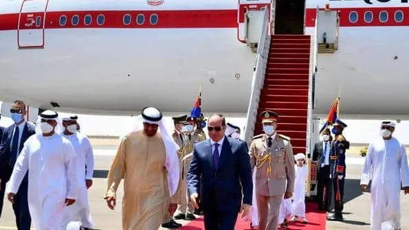 لتبادل وجهات النظر فى هذه القضايا .. السيسى يستقبل رئيس دولة الامارات بمطار العالمين