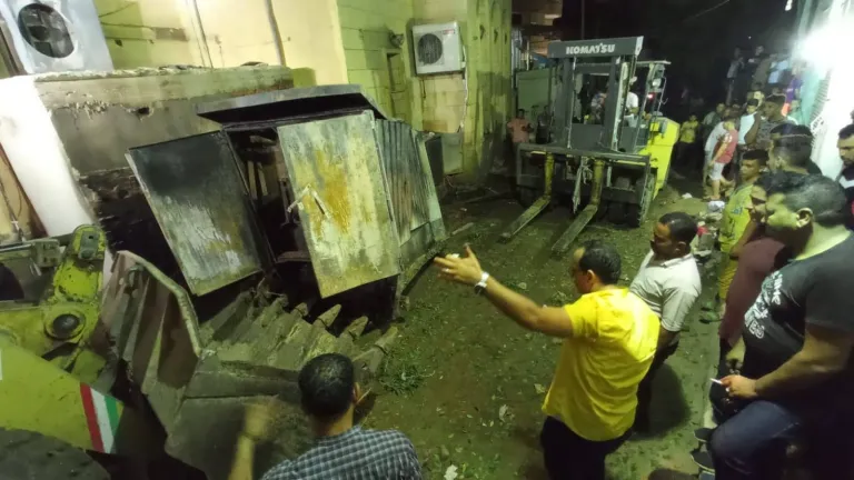 حتى السابعة صباحاً .. الكهرباء: تركيب محول جديد بدلا من المحترق فى الحوامدية