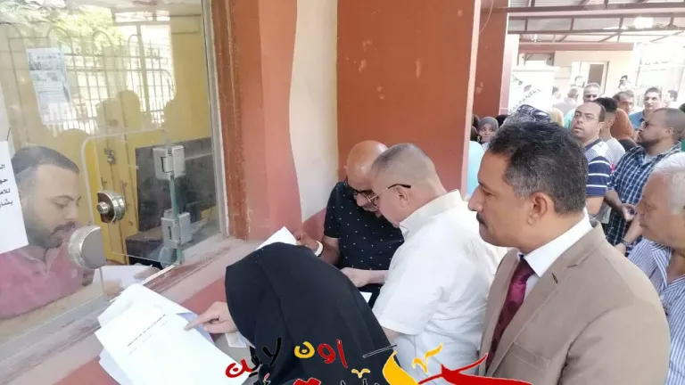 لسرعة انهاء مصالحهم .. مدير تعليم الجيزة يتفقد مكتب خدمة المواطنين .. يحاورهم ويشدد على هذا الامر
